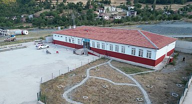 1965 Samsunspor Derneği bir okulu kırmızı-beyaza boyadı