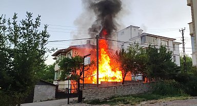 3 katlı ev alev alev yandı:4 kişi dumandan etkilendi