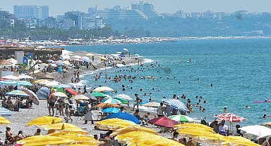 '53 derece' uyarısı yapılan Antalya'da hissedilen sıcaklık 46,6 derece oldu