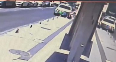 4.25 promil alkollü doktorun kullandığı kamyonet, kaldırımda yürüyen 2 kişiye çarptı; kaza kamerada