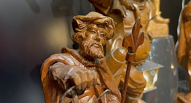 70 ülkeden aldıkları 1300 ahşap heykel eve sığmayınca, sergilemek için dükkan kiraladılar