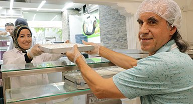 8 asırlık çarşıdaki dükkanda müşterinin gözü önünde yaptığı lokumları satıyor