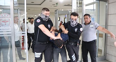 Acil servise girip, doktor ve güvenlik görevlisini bıçakladı; o anlar kamerada