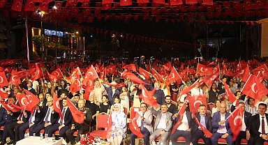 Adana'da 'Demokrasi Nöbeti' tutuldu, şehitler dualarla anıldı