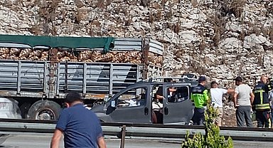 Adana'da otoyolda TIR'a arkadan çarpan hafif ticari araçtaki 5 kişi öldü