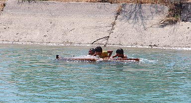 Adana'da sıcakta bunalan çocukların kanalda eski koltukla tehlikeli eğlencesi