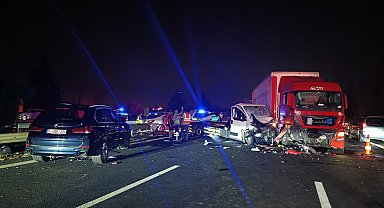 Adana'da TIR, yol kenarındaki 3 araca çarptı; 8 yaralı