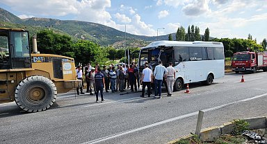 Afyonkarahisar'da yolcu midibüsü ile TIR çarpıştı; 7 yaralı