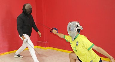 Ağaç dalları ile başladığı eskrimde Türkiye şampiyonu olan Süer Bulut, milli takıma seçildi