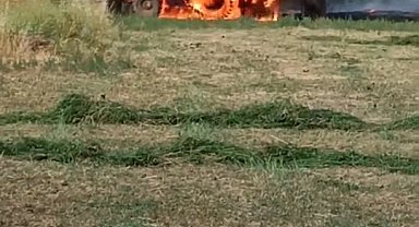 Ağaç sökümü sırasında alev alan iş makinesi demir yığınına döndü