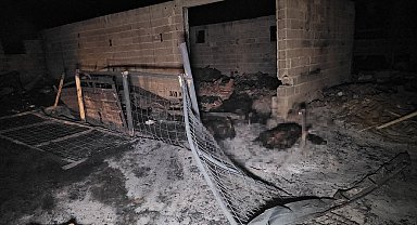 Ahırda çıkan yangın, 2 ev ve depoya sıçradı; 80 küçükbaş öldü