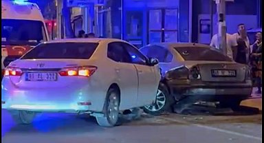 Alkollü sürücü, otomobiliyle, park halindeki 2 araca çarptı; 1 yaralı