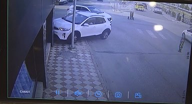 Amasya'da, 3 kadının saniyelerle kurtulduğu kaza kamerada