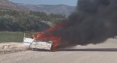 Amasya'da otomobil alev alev yandı