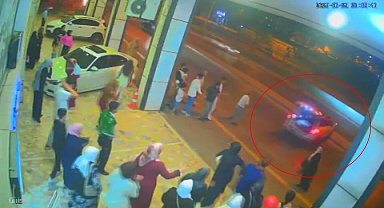 Aniden hareket eden gelin arabası yolu aşıp, metro hattı duvarına çarptı; kaza kamerada