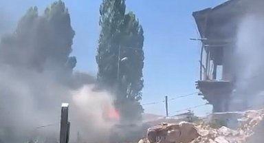 Anız yangınında alevler eve sıçradı