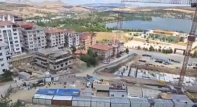 Ankara'da şantiyede vincin kopan kancası işçinin üzerine düştü