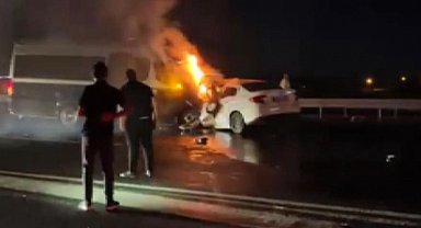 Ankara'da ters yönde ilerleyen otomobil minibüsle çarpışarak alev aldı: 1 ölü, 1 yaralı