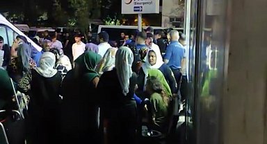 Annesini bıçakla yaralayan kardeşini öldürüldü