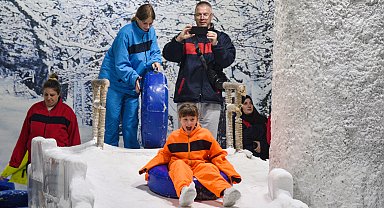 Antalya'da 40 derece sıcaktan bunalanlar, eksi 2 derecelik 'kar odası'nda serinliyor
