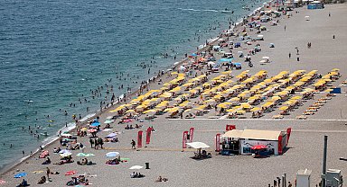 Antalya'da hissedilen sıcaklık 44 dereceyi bulunca sahiller doldu