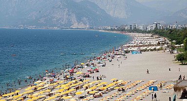 Antalya'da nem yüzde 80'e ulaştı, sahiller doldu