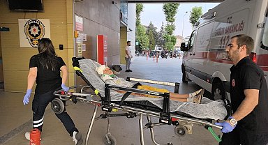 Apartman bahçesinde oynarken üzerine demir kapı devrilen Muhammed yaralandı