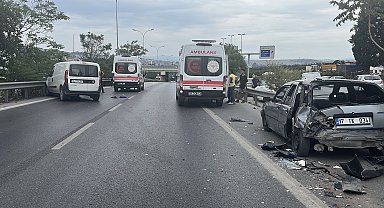 Arıza nedeniyle emniyet şeridinde duran otomobile motosiklet çarptı; 2 yaralı