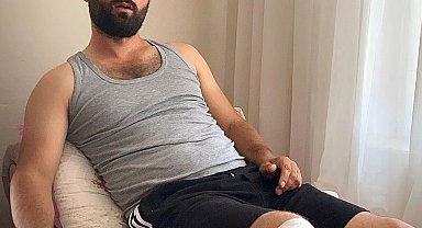 Arkadaşının kürekli müdahalesiyle kendisine saldıran ayıdan kurtuldu