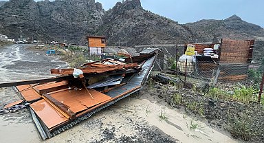 Artvin'de fırtına; çatılar uçtu, masalar savruldu