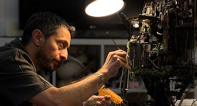 Atık malzemeleri 'diorama' sanatı ile dönüştürdü