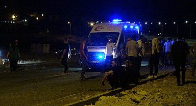 Aydınlatma direğine çarpan motosikletin sürücüsünün bacağı koptu