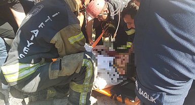 Aydınlatma direğine çarpan otomobil, kaldırımda asılı kaldı; sürücü yaralandı