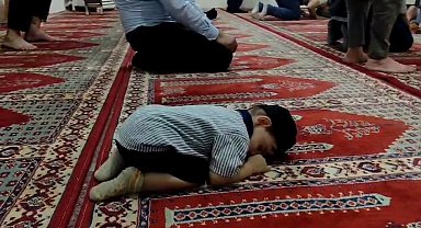 Babasıyla gittiği camide namaz kılarken uyuyakaldı, o anlar kamerada