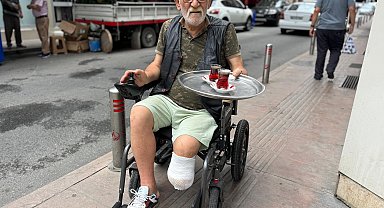 Bacağını kazada kaybeden kahvehaneci, siparişleri tekerlekli sandalye ile dağıtıyor