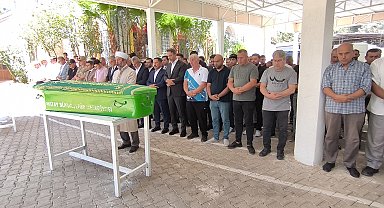 Bakan Bayraktar, teyzesinin cenazesine katıldı