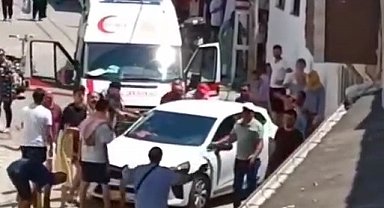 Balıkesir'de ambulansa park halindeki otomobil engeli
