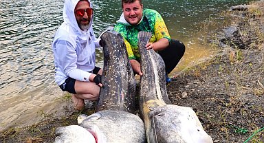Baraj gölünde 100'er kilo ağırlığında 2 yayın balığı yakaladılar