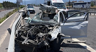 Bariyere çarpan otomobil hurdaya döndü: 4 yaralı