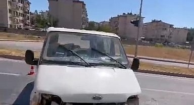 Bariyerlere çarpan minibüsün şoförü yaralandı