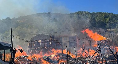 Bartın'da 2 ev ve 2 samanlık yandı; 9 köydeki anız yangını söndürüldü
