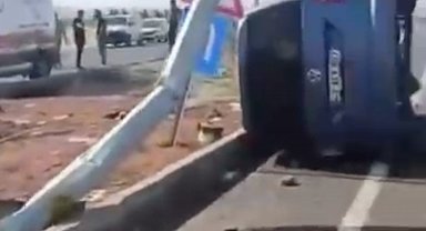 Batman'da hafif ticari araç elektrik direğine çarptı: 2 ölü, 4 yaralı