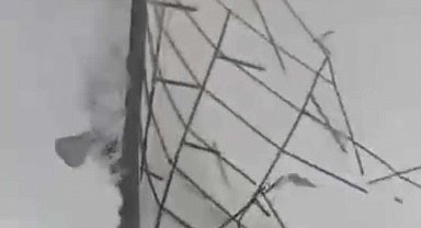 Batman'da kuvvetli rüzgar yurt çatısını uçurdu, ağaçlar araçların üzerine devrildi