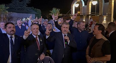 BBP Genel Başkanı Destici katıldığı düğün töreninde türkü söyledi