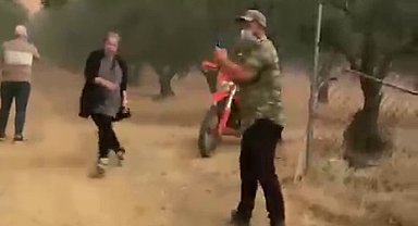 Belediye ekipleri, yangının tehdit ettiği evdeki aileyi tahliye ederken alevlerin ortasında kaldı