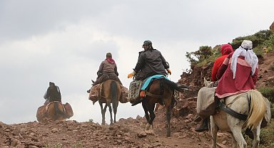 Berivanların yaylaya atlı yolculuğu