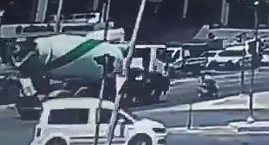 Beton mikserinin çarptığı motosikletin sürücüsü yaralandı, yanındaki annesi öldü