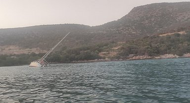 Bodrum'da kayalıklara sürten yelkenli tekne karaya oturdu; 5 kişi kurtarıldı