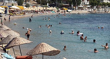 Bodrum'da turistlerin deniz ve güneş keyfi