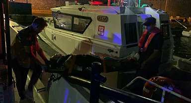 Bozcaada'da trafik kazası geçiren kadın, Sahil Güvenlik botu ile tahliye edildi